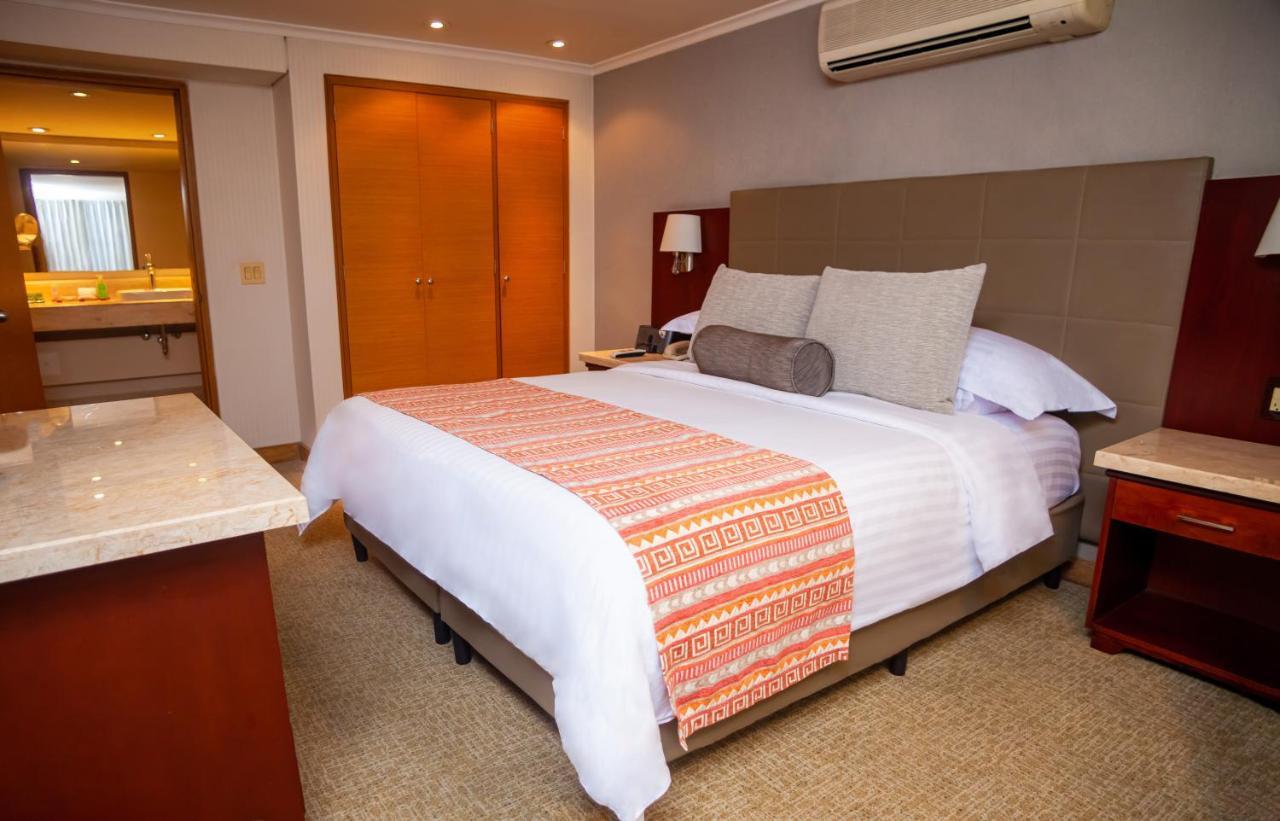 Bogota Plaza Hotel エクステリア 写真 A bedroom in a hotel