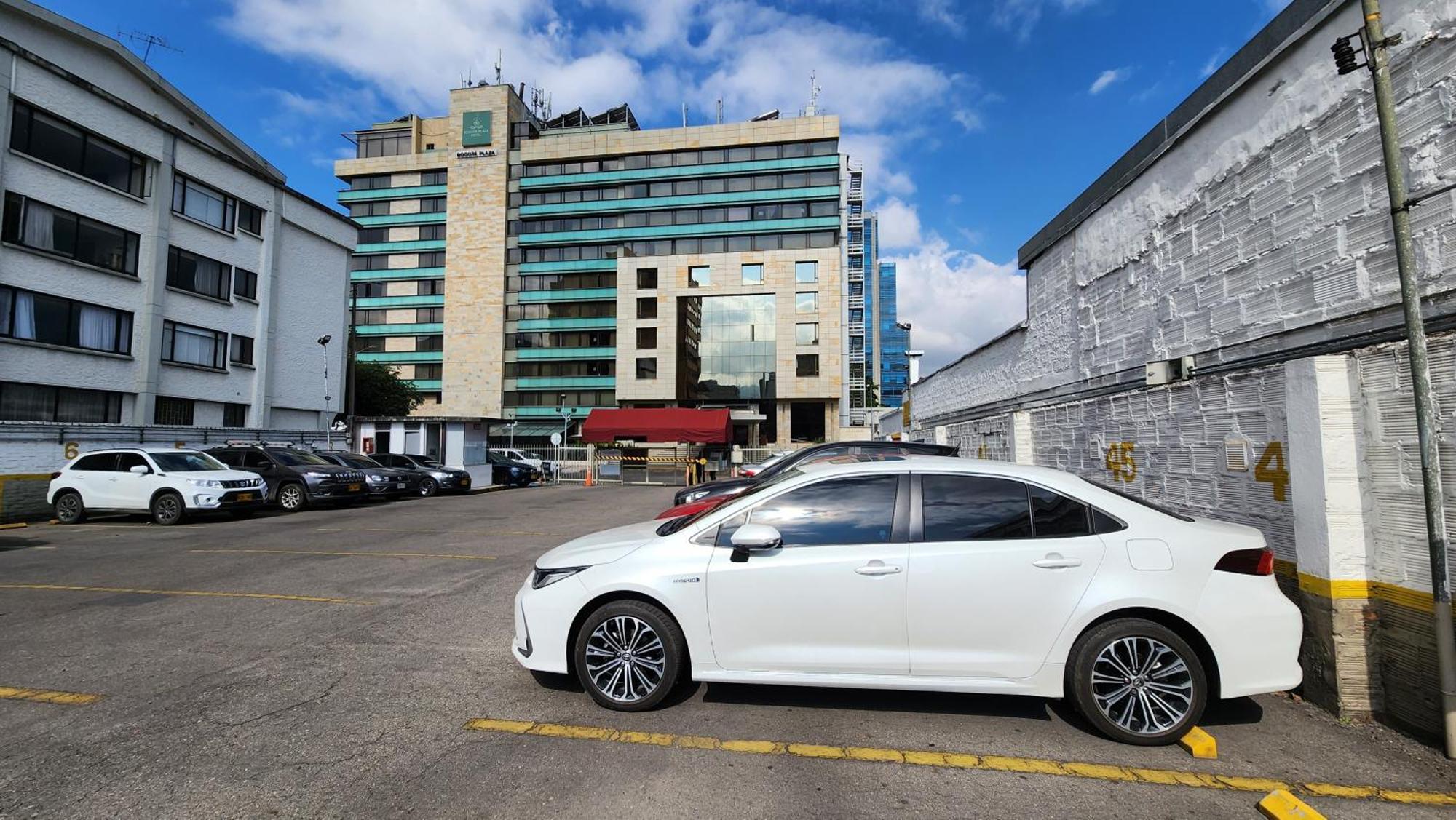 Bogota Plaza Hotel エクステリア 写真 Toyota Corolla Sedan
